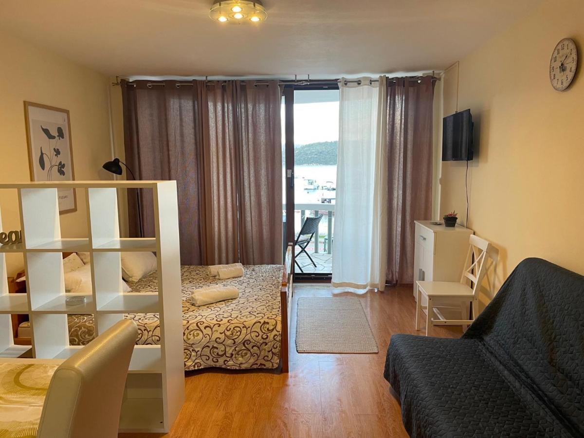 Apartments Ana By The Sea Лумбарда Екстериор снимка