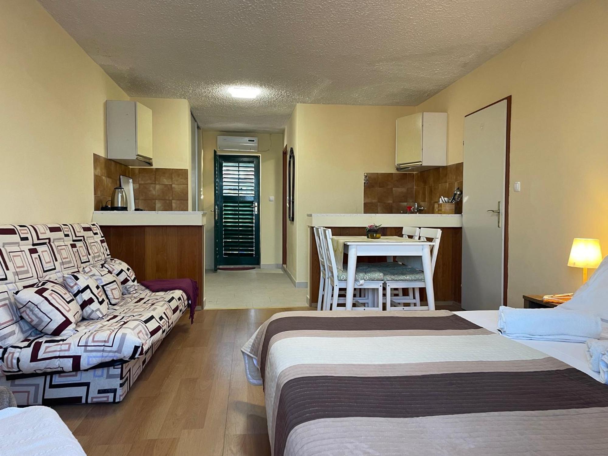 Apartments Ana By The Sea Лумбарда Екстериор снимка