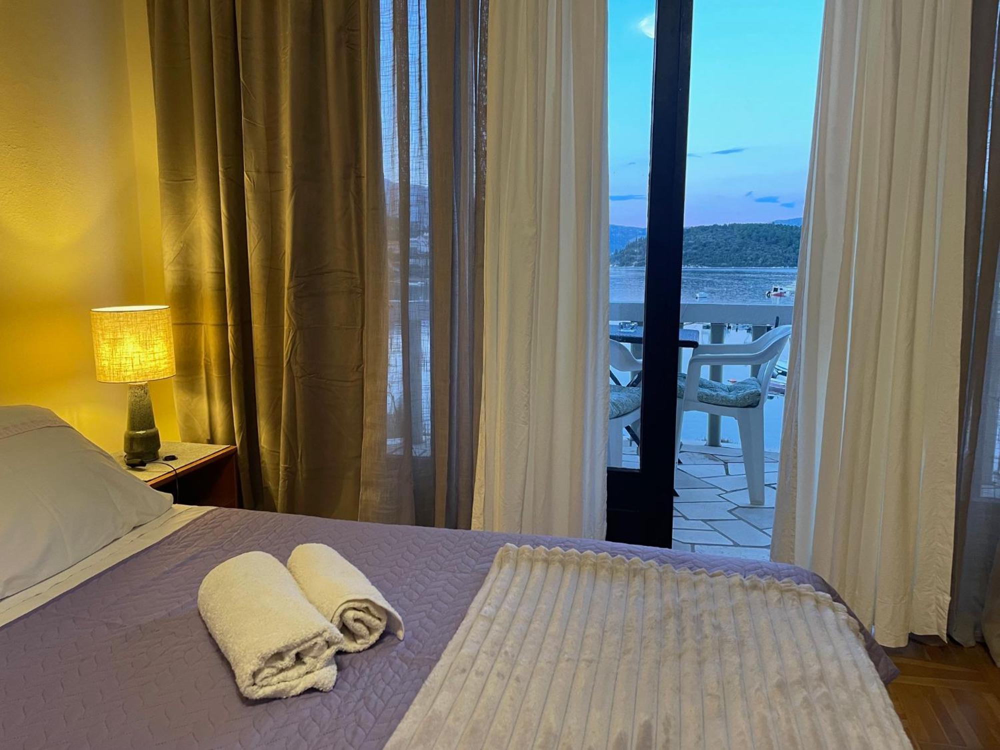 Apartments Ana By The Sea Лумбарда Екстериор снимка