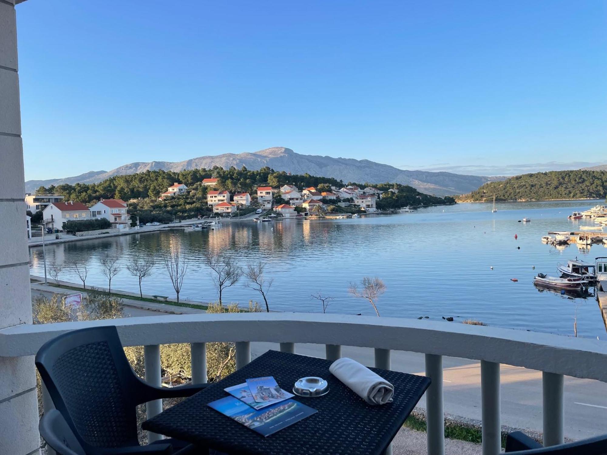 Apartments Ana By The Sea Лумбарда Екстериор снимка