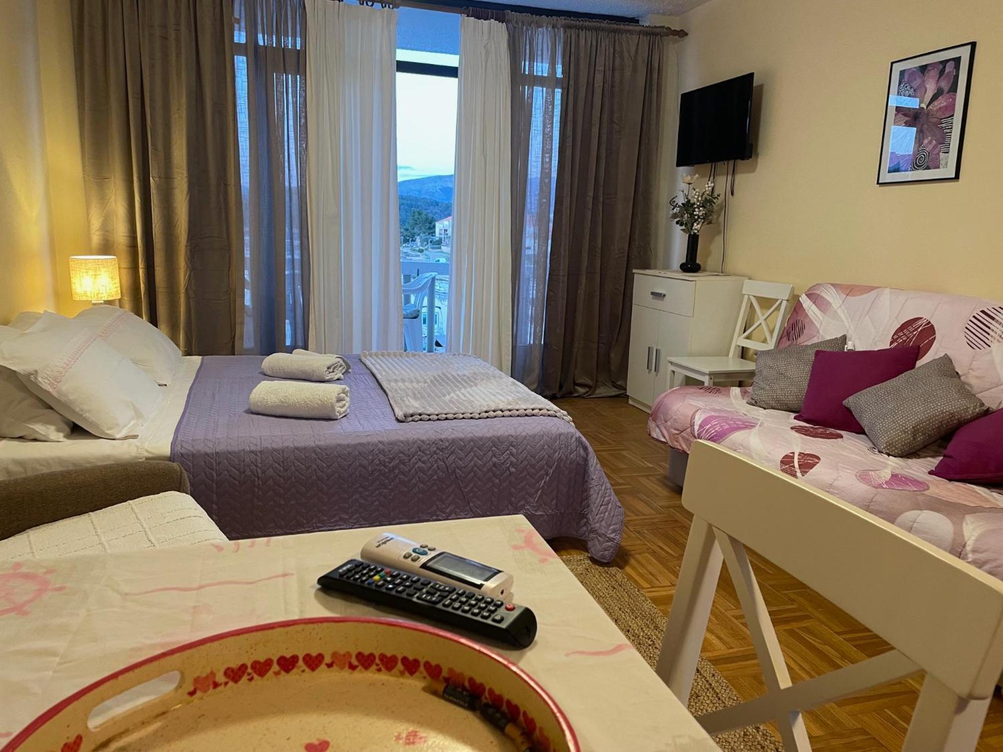 Apartments Ana By The Sea Лумбарда Екстериор снимка