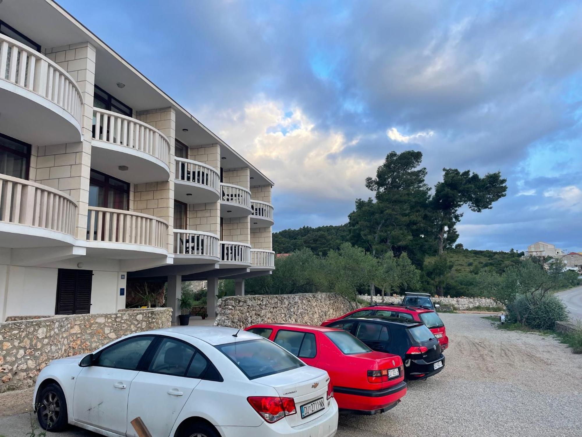 Apartments Ana By The Sea Лумбарда Екстериор снимка