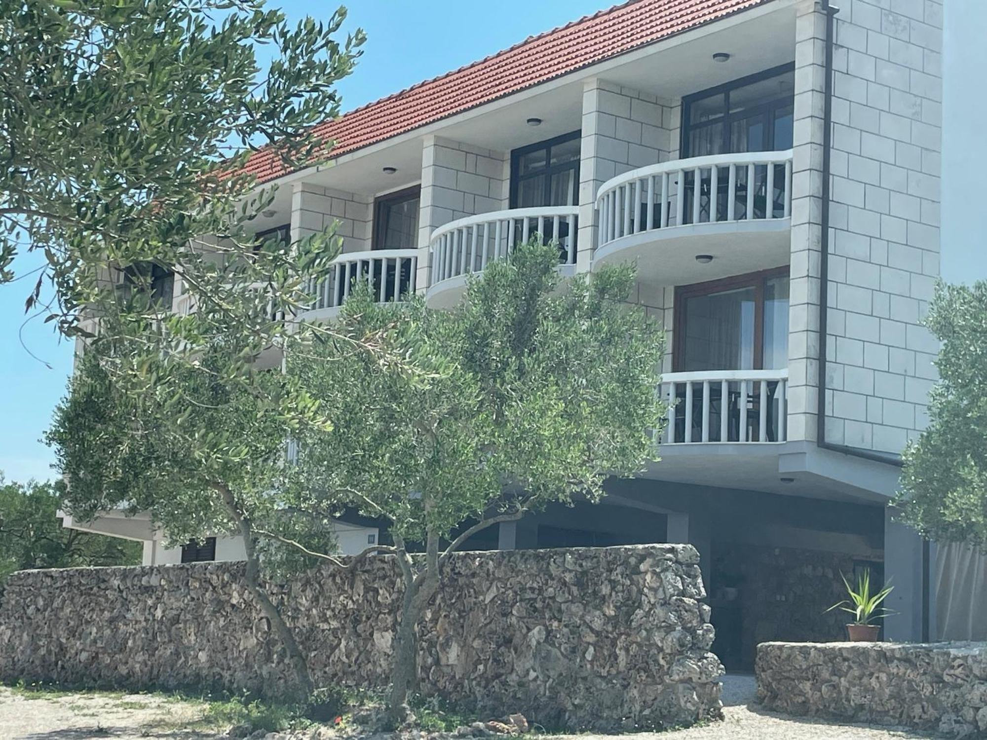 Apartments Ana By The Sea Лумбарда Екстериор снимка