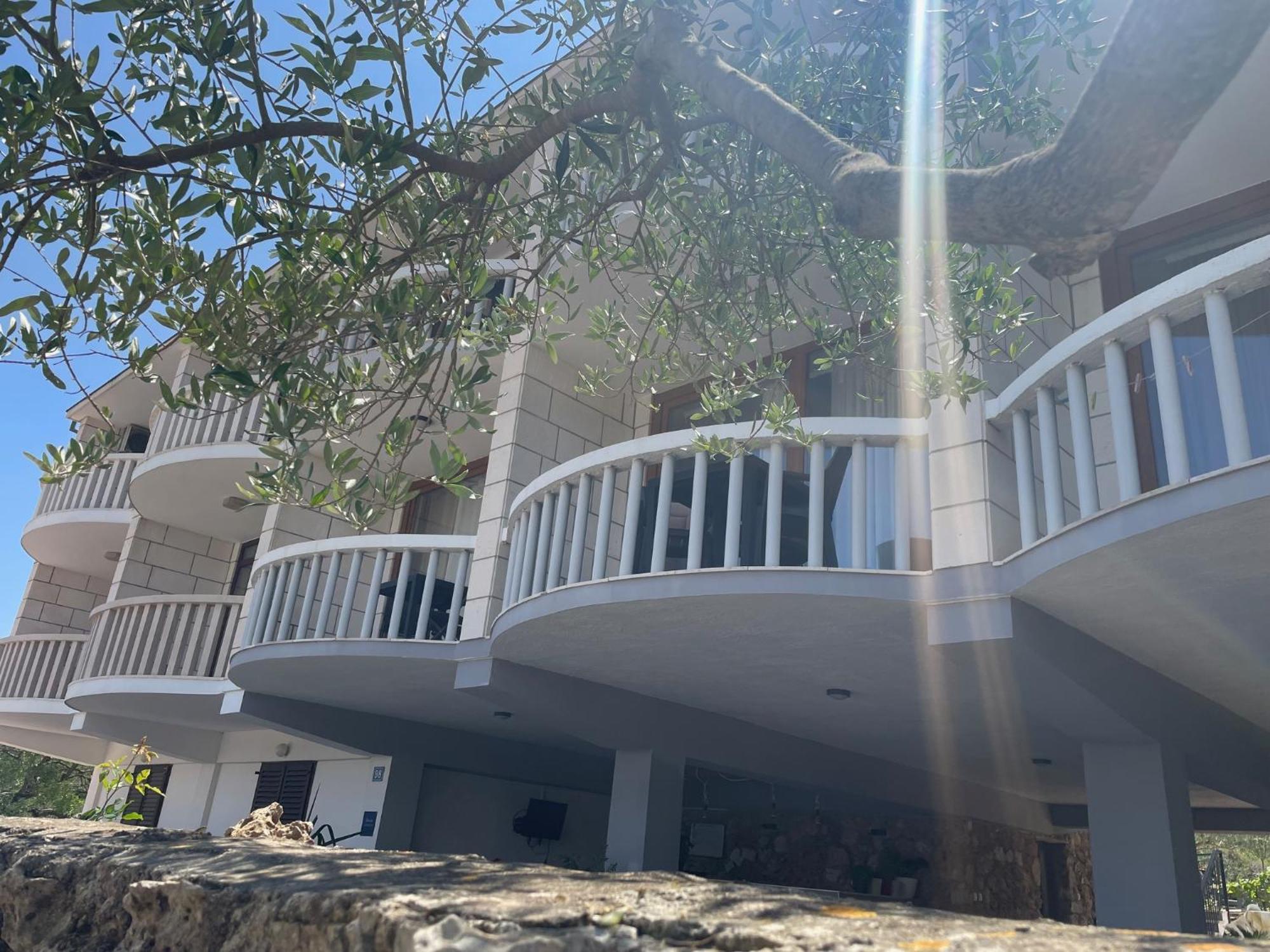 Apartments Ana By The Sea Лумбарда Екстериор снимка