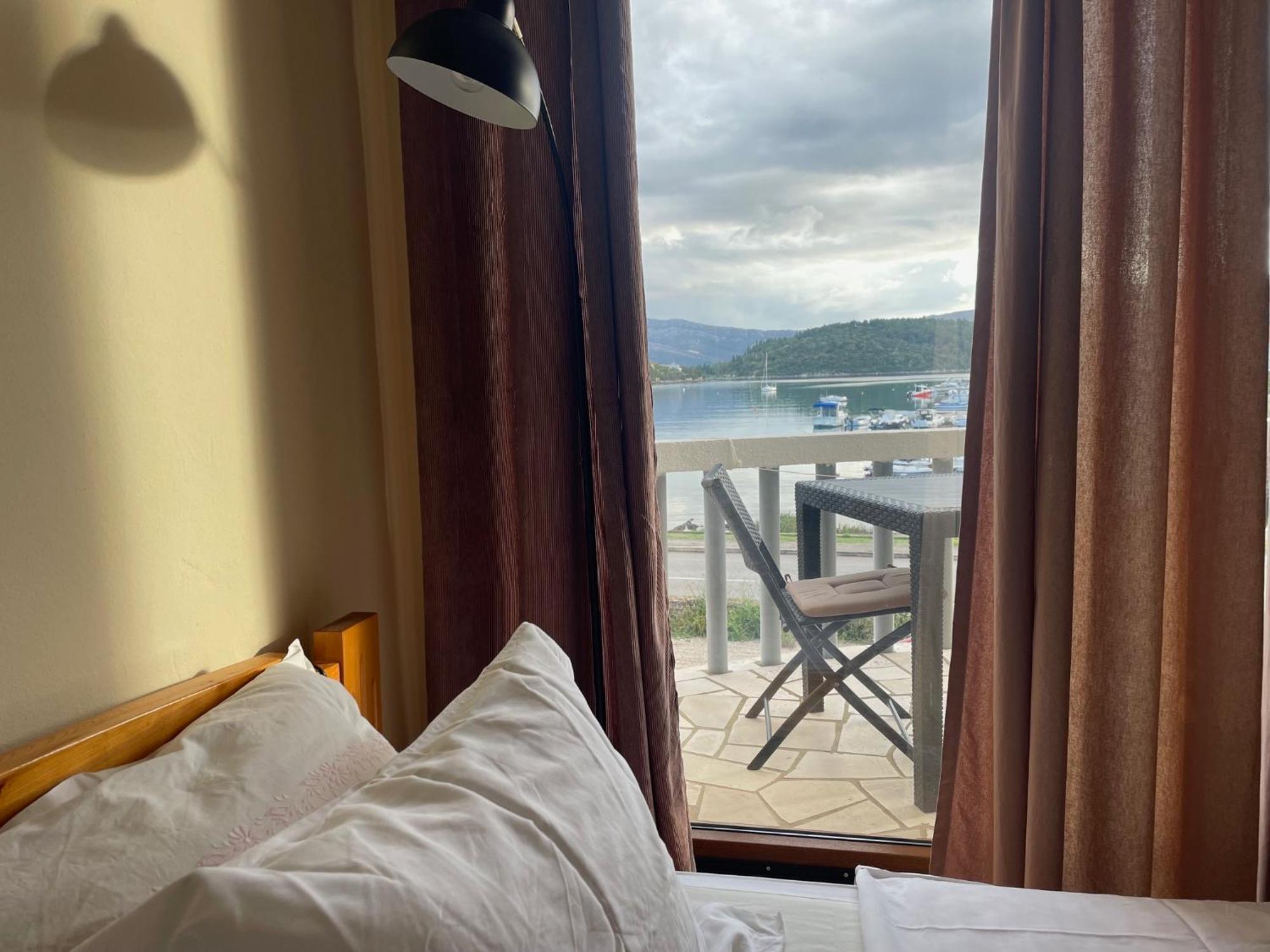 Apartments Ana By The Sea Лумбарда Екстериор снимка