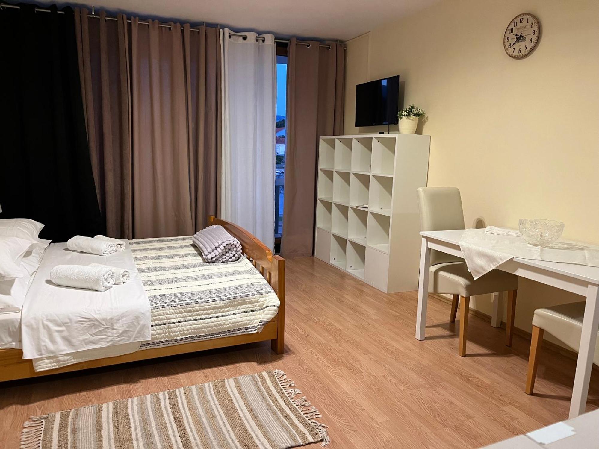 Apartments Ana By The Sea Лумбарда Екстериор снимка