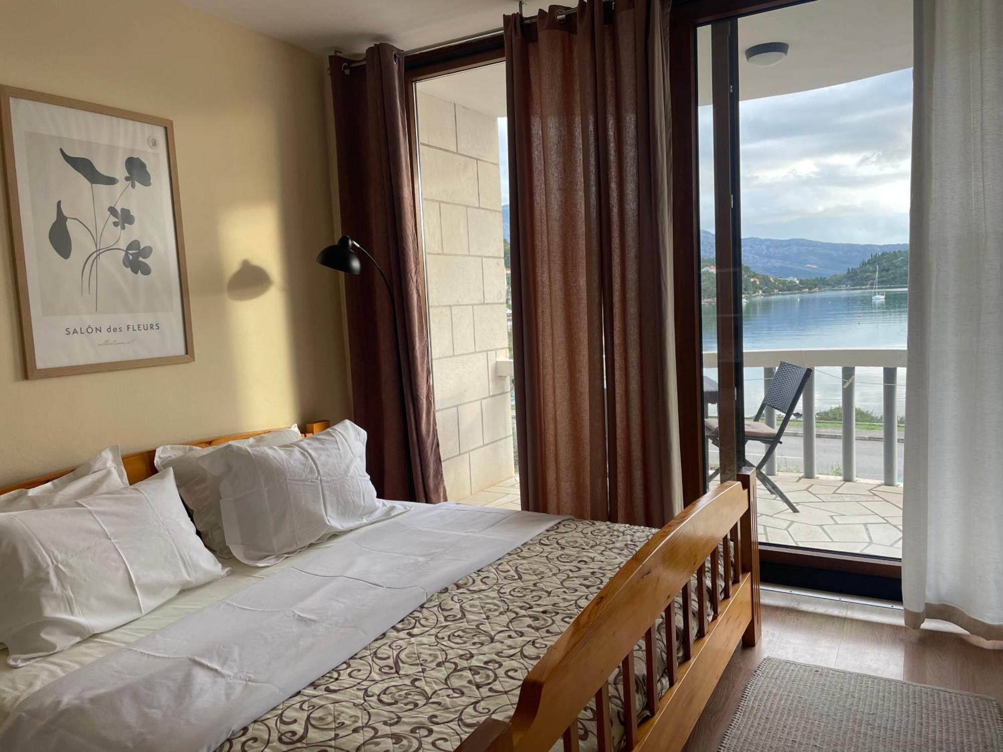 Apartments Ana By The Sea Лумбарда Екстериор снимка