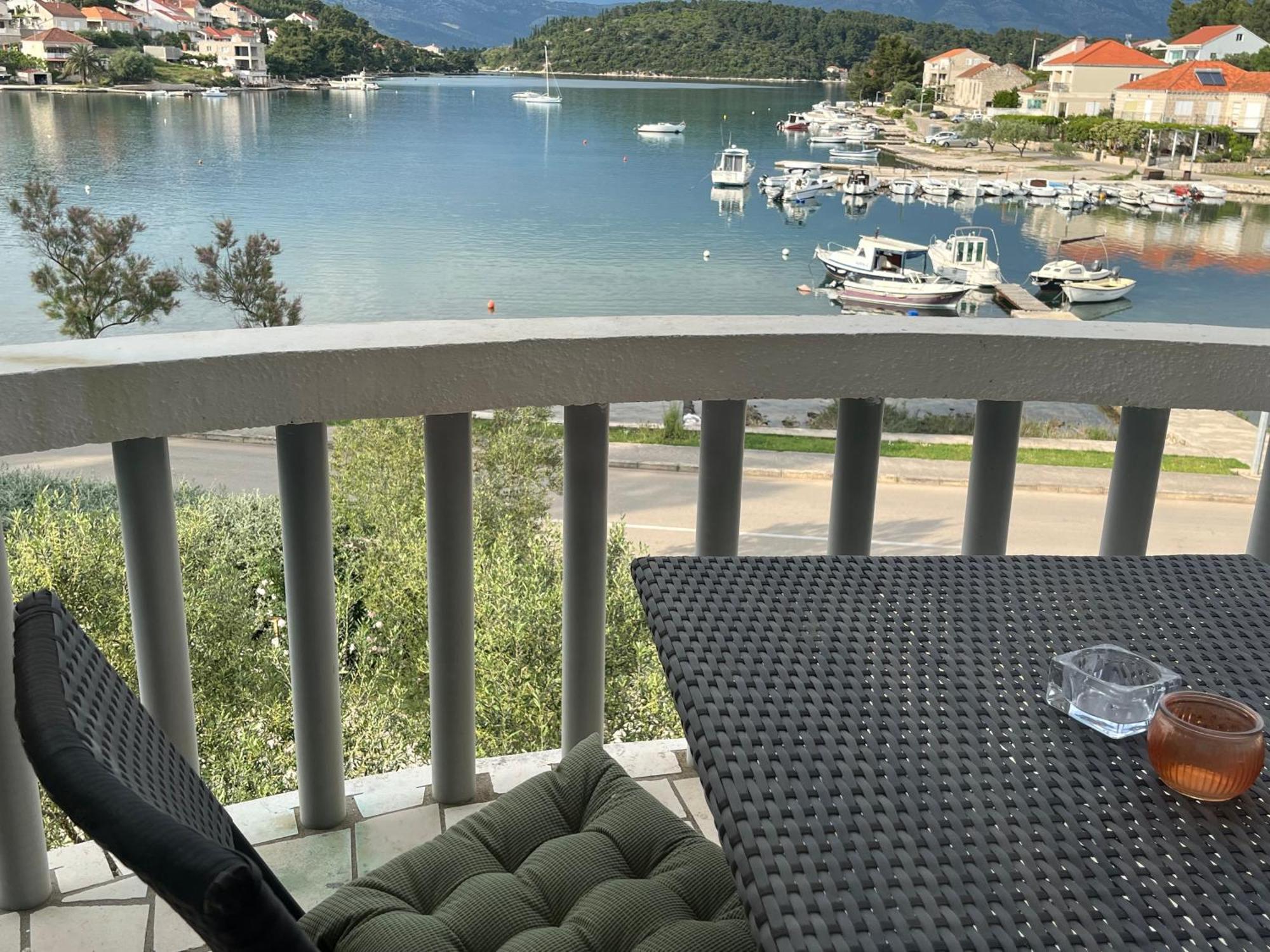 Apartments Ana By The Sea Лумбарда Екстериор снимка