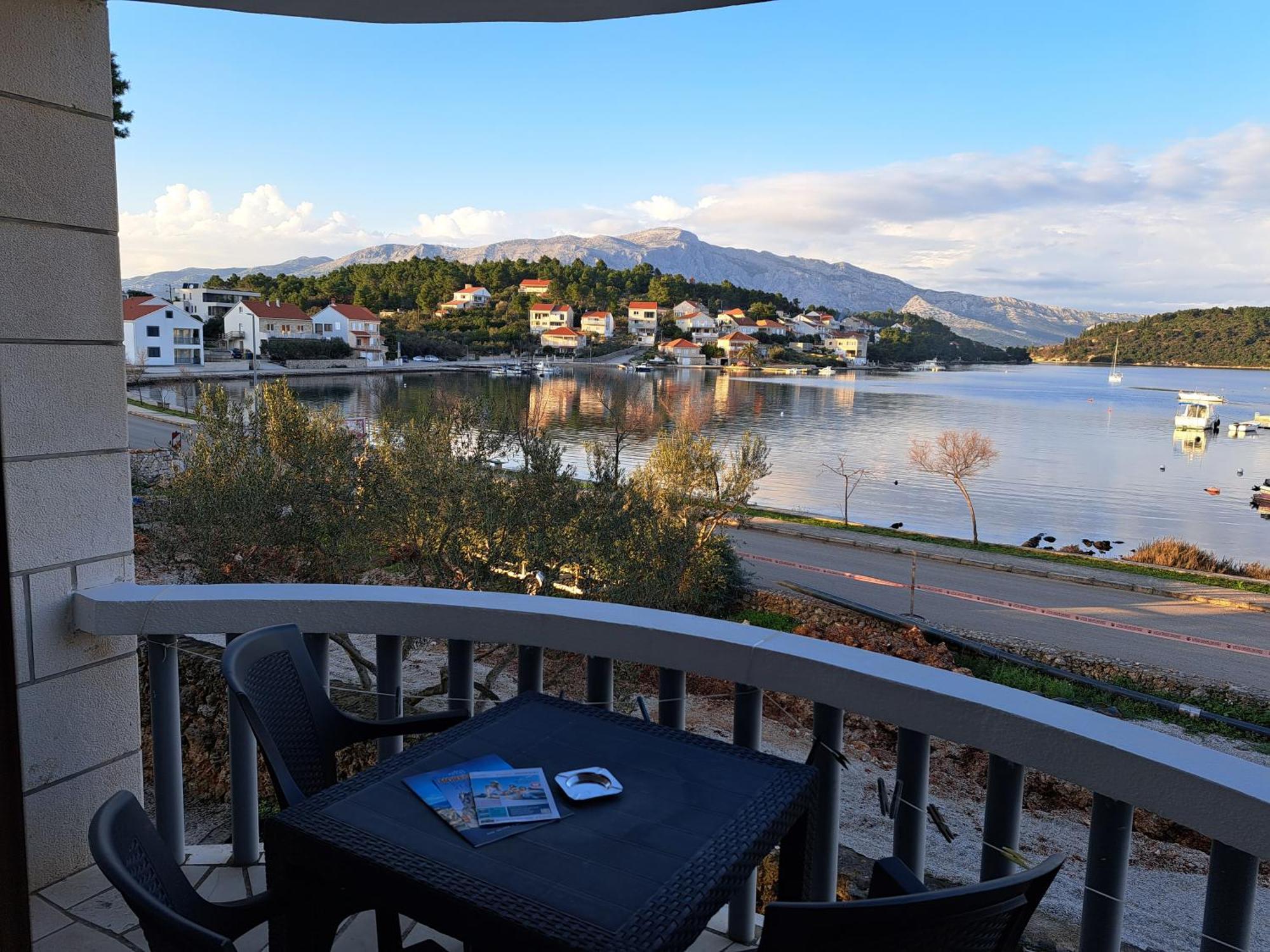 Apartments Ana By The Sea Лумбарда Екстериор снимка